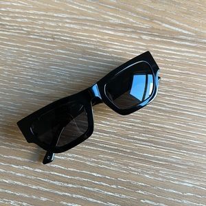 VEHLA FINN SUNGLASSES IN BLACK - worn once
